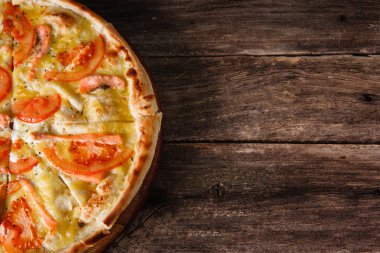 Taze nefis pizza ahşap rustik masa, düz üzerinde yatıyordu