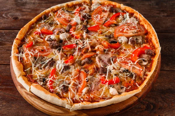 Вкусная красочная пицца подается на деревянном столе — стоковое фото
