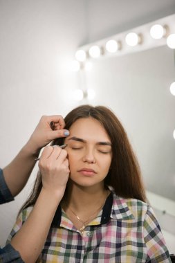 Kaş ana kadın kaşları ile çalışma