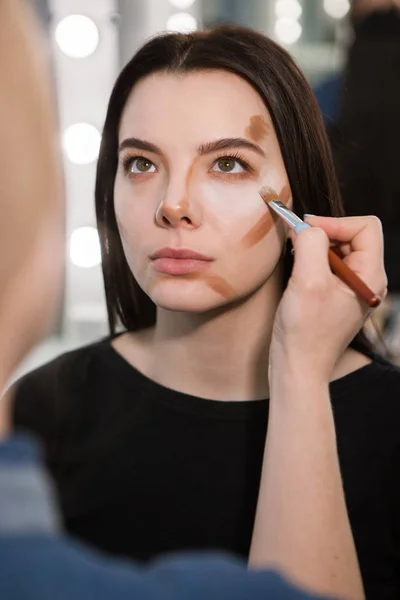 Femme pendant la procédure de contournage — Photo