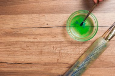 Su ile fırça koyarak ressam