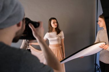 Fotoğrafçılara poz fotoğraf oturumunda model