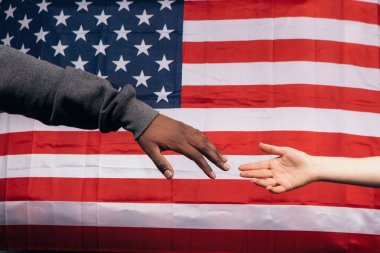 Amerikan bayrağı arka plan üzerinde siyah ve beyaz eller