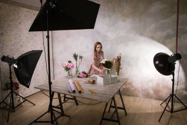 Dekoratör stüdyoda çiçek buketi yapmak