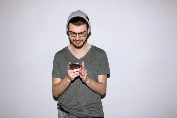 Hipster escribiendo un mensaje a un amigo. Comunicación — Foto de Stock