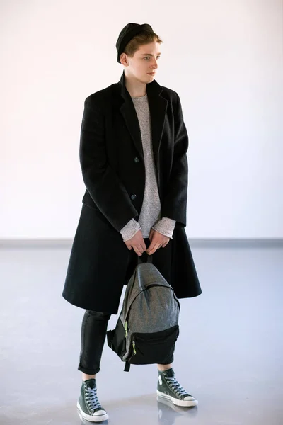 Hipster med ryggsäck på vit bakgrund — Stockfoto