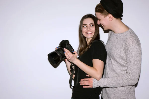 Due giovani si divertono con la fotocamera digitale — Foto Stock