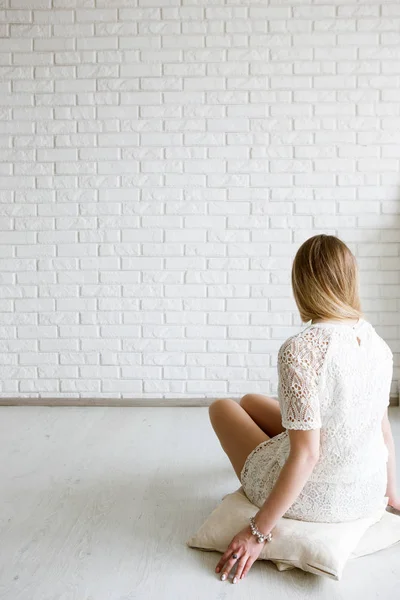 Mujer mirando en la pared blanca negro — Foto de Stock