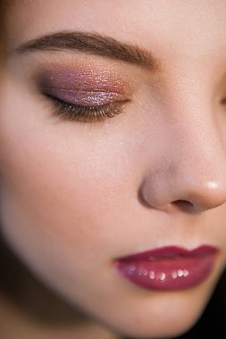 Yakın çekim kadın yüz makyaj ile
