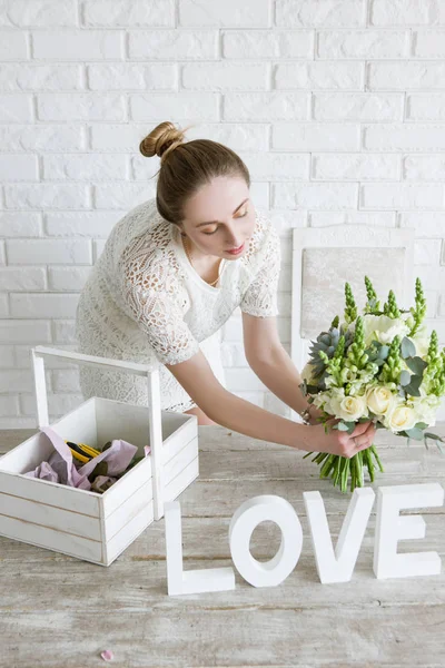 Floristería espectáculo ramo de flores en la tienda — Foto de Stock