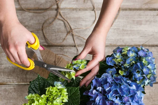 Floristería hace un ramo de flores de invernadero . — Foto de Stock