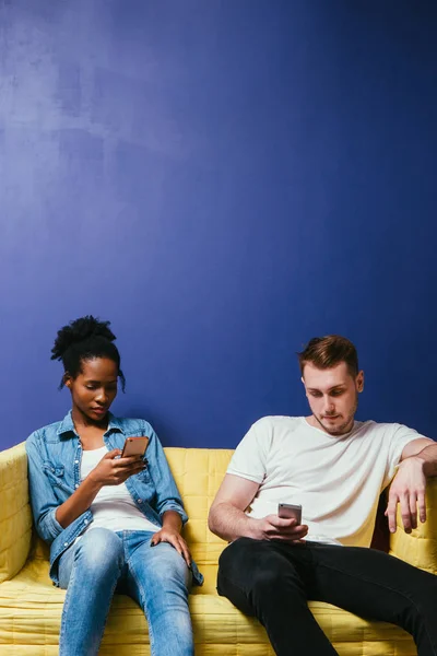 Concepto de adicción a las redes sociales. Conflicto de pareja . — Foto de Stock