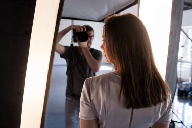 Fotoğraf oturumu sahne arkasında. Fotoğrafçı çekim modeli