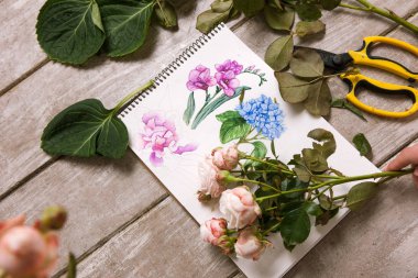 Dekoratör, işyeri çiçekçi. Çiçek kroki