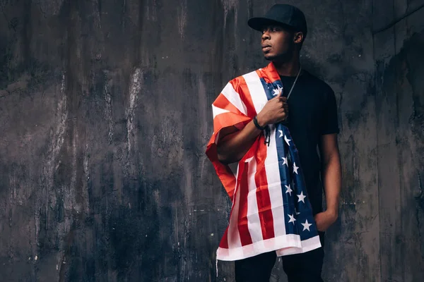 Afro Amerikan adam bizimle koyu arka plan bayrak — Stok fotoğraf