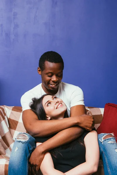 Pareja joven enamorada, cariñosa y cariñosa en casa — Foto de Stock