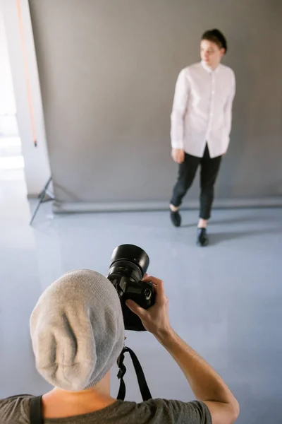 Fotograf i modelu podczas sesji nagraniowej — Zdjęcie stockowe