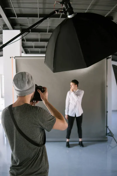 Photographer shooting posing model — Stock Photo, Image