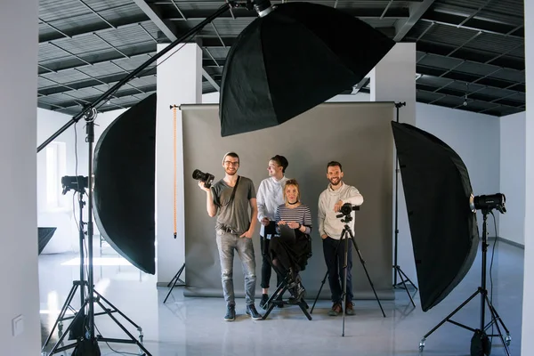 Equipo creativo posando en estudio fotográfico — Foto de Stock