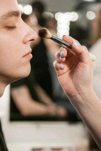 Maquillaje de hombre. Aplicación de polvo — Foto de Stock