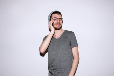 Adam, smartphone gülümseme ile konuş. İyi haber