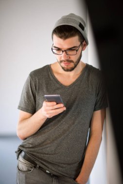 Hipster okuma iletisi arkadaş. İletişim