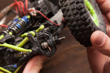 RC araba modeli oyuncak tekerlek onarım