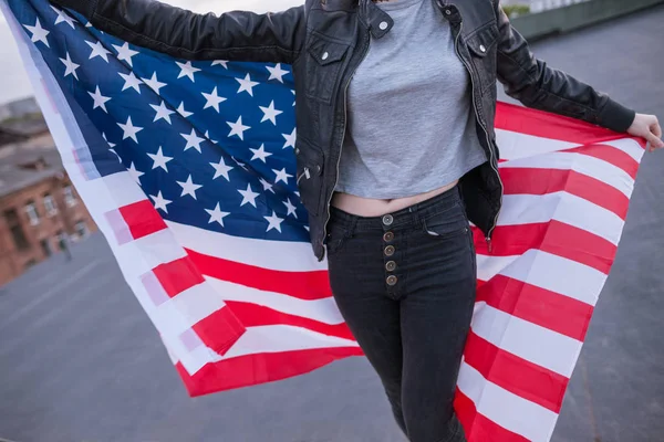 Chica con bandera de EE.UU. detrás de la espalda — Foto de Stock