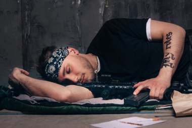 Bir tüfek ile uyku paralı asker. Kötü alışkanlıkları.