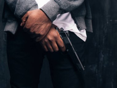 Tanınmayan silahlı siyah gangster