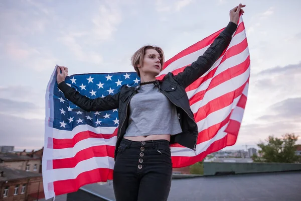 Chica con bandera de EE.UU. detrás de la espalda — Foto de Stock