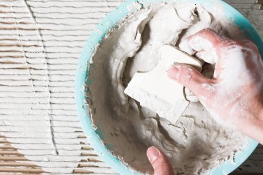 Oluşturucu el sıva spatula ile karıştırın, iş tamir