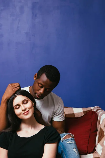 Chico negro y chica blanca. Relación interracial — Foto de Stock