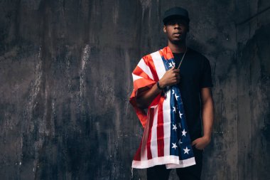 Siyah adam omuz Amerikan bayrağı ile