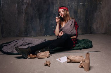 Zavallı nikotin ve alkol bağımlısı anne sigara içiyor.