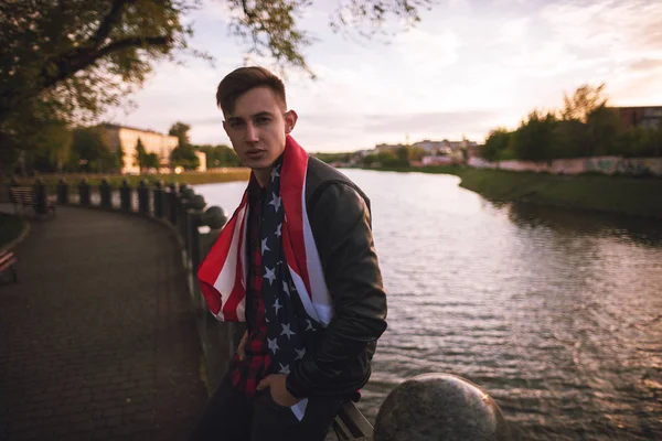 Homem com bandeira americana ao pôr-do-sol — Fotografia de Stock