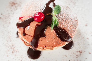 Üstten Görünüm tepesi çikolata ile Amerikan krep