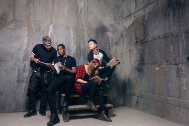 Grup mezunlarının testler için hazırlanıyor