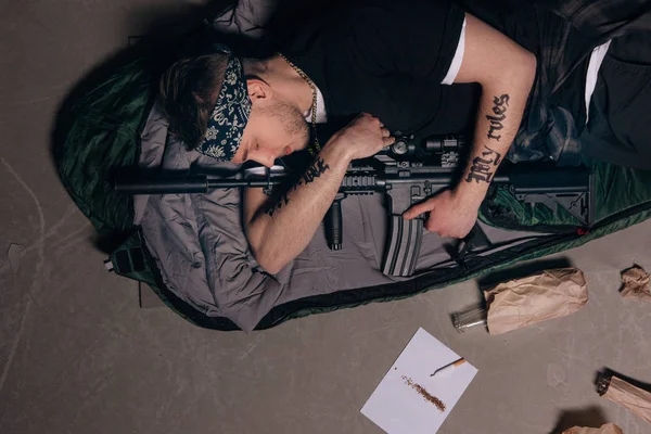 Un gangster dort avec un fusil. Concept de guerre des gangs . — Photo