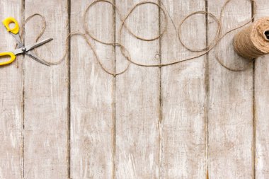 Makas ve ip üstten görünüm süsleme.