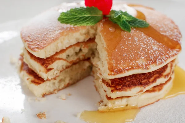 Homemade fried pancakes with hohey closeup — Stock Photo, Image