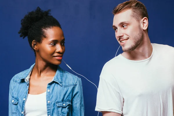 Paar hört gemeinsam Musik, ein Kopfhörer für zwei — Stockfoto