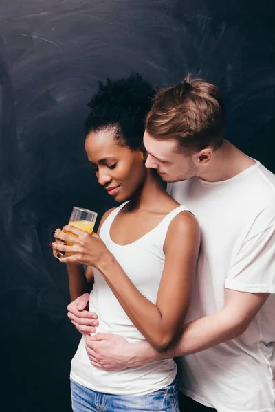 Casal inter-racial. Solidez, abraço e cuidado — Fotografia de Stock