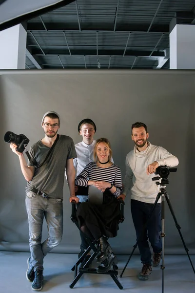 Equipo de producción posando en estudio — Foto de Stock