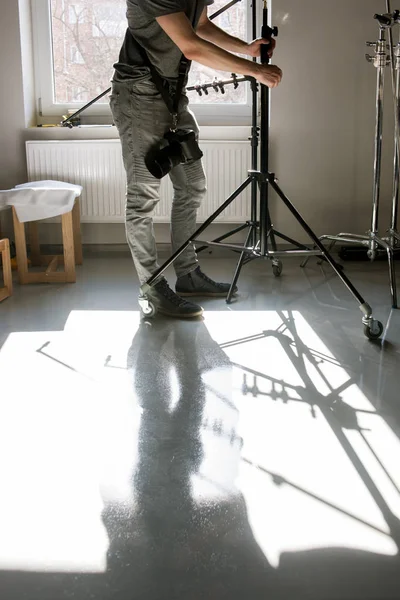 Muž nastavení photograhing zařízení — Stock fotografie