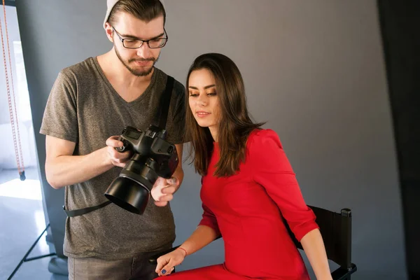 Fotografo comunicare con il modello su photoshoot — Foto Stock