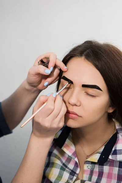 Maestro para colorear cejas femeninas con henna — Foto de Stock