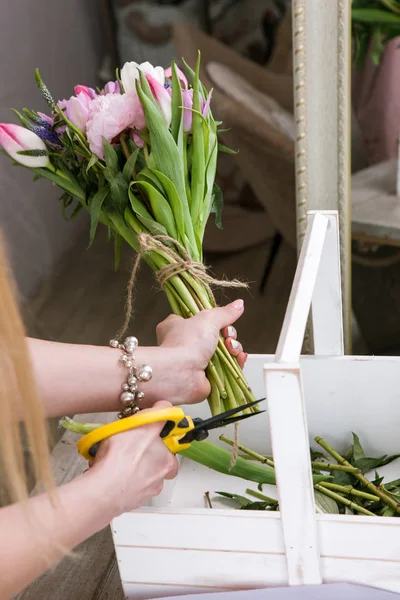 Mujer haciendo tulipán ramo vista superior — Foto de Stock