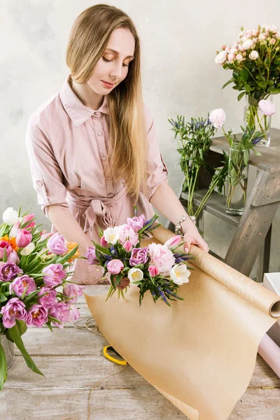 Femme emballage rose bouquet de printemps vue supérieure — Photo