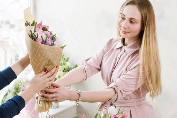 Delivery of a floral workshop.